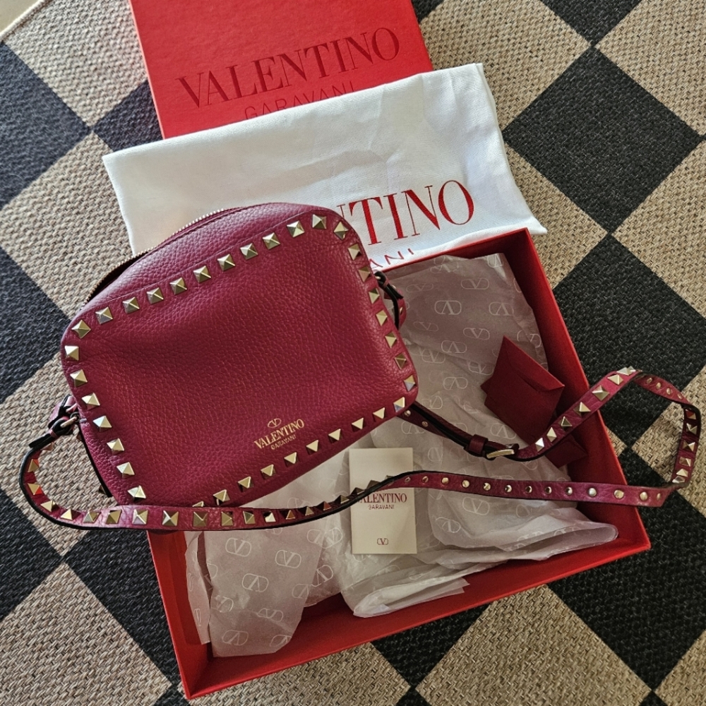 Valentino Garavani Rockstud crossbody camera bag ❤️